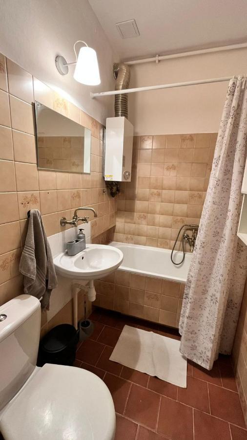 Nice Bedroom Near The Bus And Train Station クラクフ エクステリア 写真