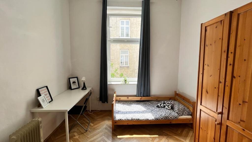 Nice Bedroom Near The Bus And Train Station クラクフ エクステリア 写真