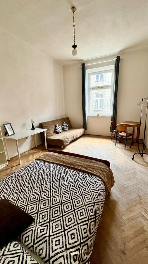 Nice Bedroom Near The Bus And Train Station クラクフ エクステリア 写真