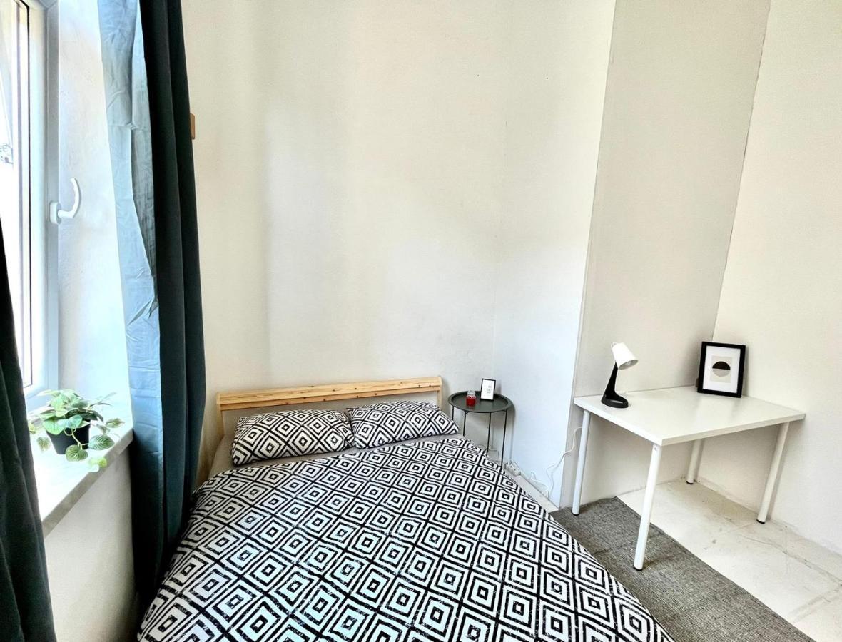 Nice Bedroom Near The Bus And Train Station クラクフ エクステリア 写真