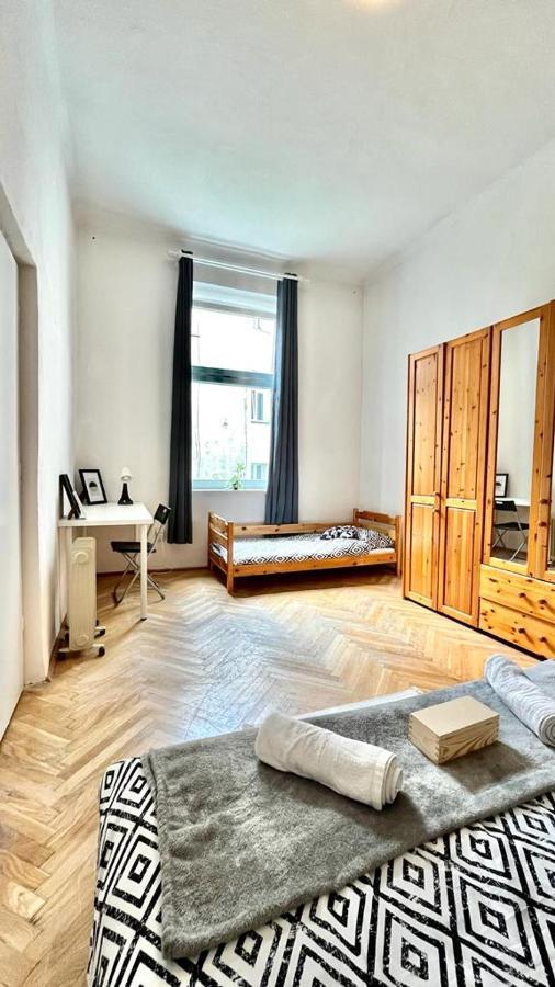 Nice Bedroom Near The Bus And Train Station クラクフ エクステリア 写真