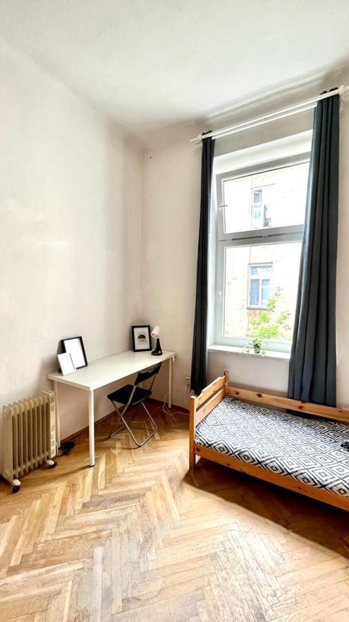 Nice Bedroom Near The Bus And Train Station クラクフ エクステリア 写真